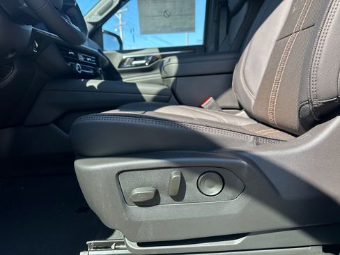 New 2025 Chevrolet Suburban High Country AWD/4WD image 13