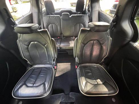 Used 2025 Chrysler Pacifica Limited FWD image 42