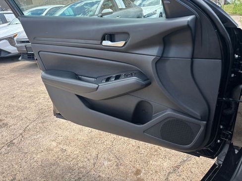 Used 2025 Nissan Altima 2.5 SV FWD image 18