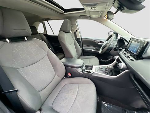 Used 2020 Toyota RAV4 XLE image 27