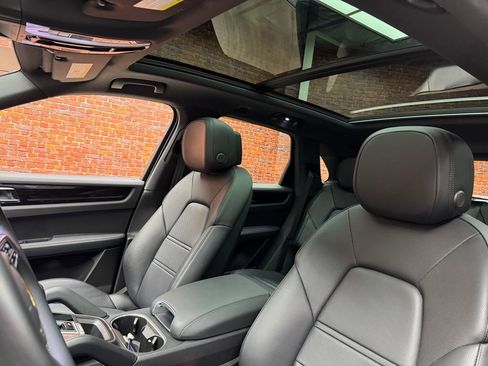 Used 2023 Porsche Cayenne S AWD/4WD image 3