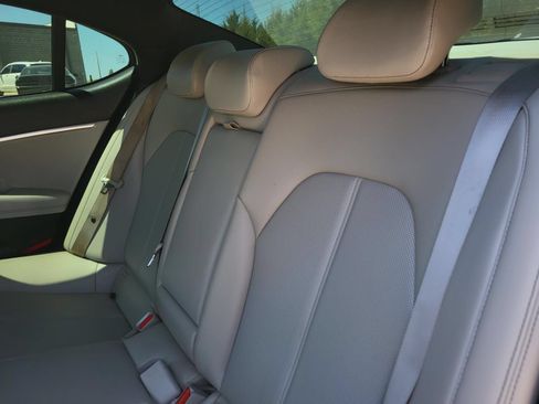 Used 2022 Genesis G70 2.0T RWD image 11