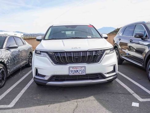 Certified 2024 Kia Carnival LX image 3