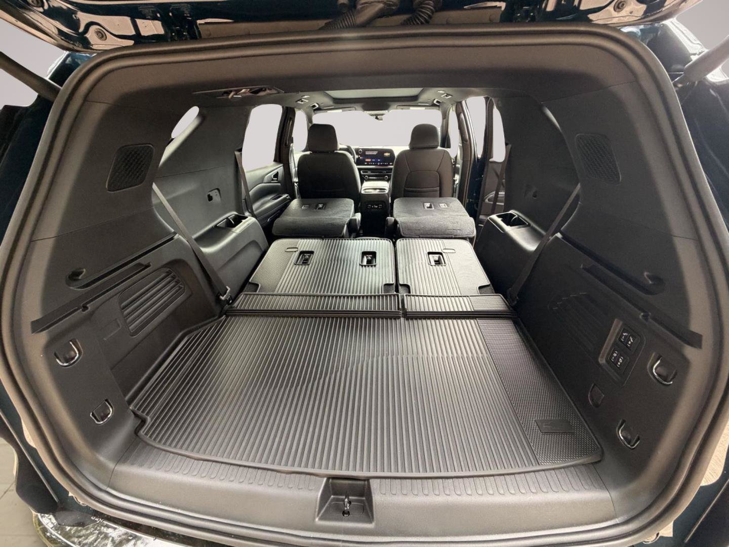Used 2027 Chevrolet Traverse RS w/ LPO, Floor Liner Package FWD image 12