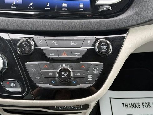 Used 2024 Chrysler Pacifica Touring-L image 23