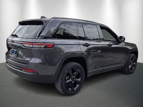 Used 2023 Jeep Grand Cherokee Altitude RWD image 7