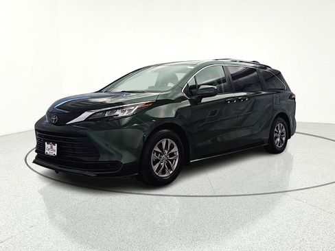 Used 2022 Toyota Sienna LE image 4