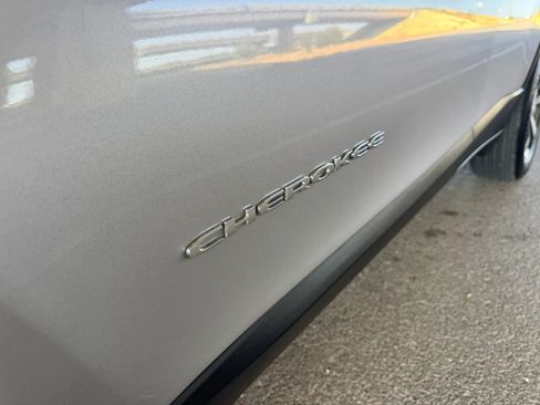 Used 2019 Jeep Cherokee Limited AWD/4WD image 9