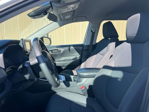 Used 2022 Toyota RAV4 LE image 9