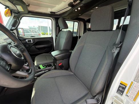 Used 2024 Jeep Gladiator Sport AWD/4WD image 12