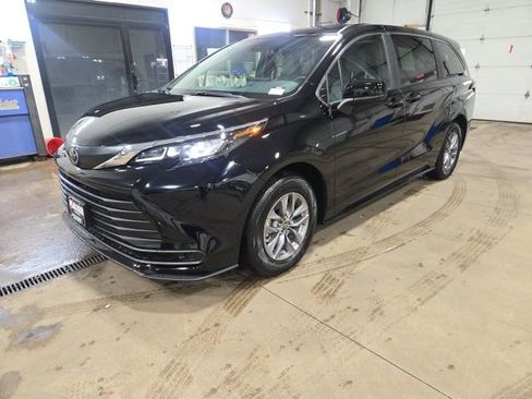 Used 2026 Toyota Sienna LE image 3