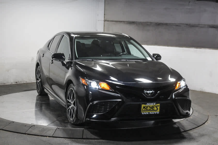 Used 2023 Toyota Camry SE FWD image 3