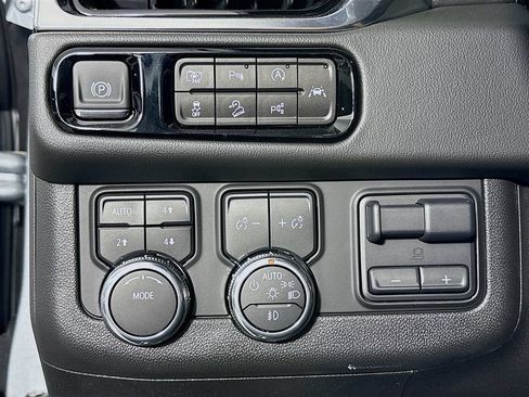 Used 2025 GMC Yukon Elevation AWD/4WD image 11