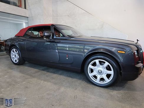 Used 2017 Rolls-Royce Phantom Drophead Coupe RWD image 45