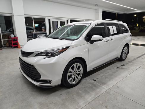 Used 2024 Toyota Sienna Platinum FWD image 2