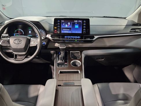 Used 2022 Toyota Sienna XLE image 10