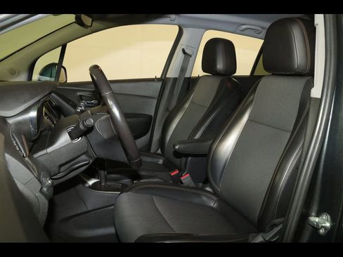 Used 2018 Chevrolet Trax LT w/ LT Convenience Package FWD image 2