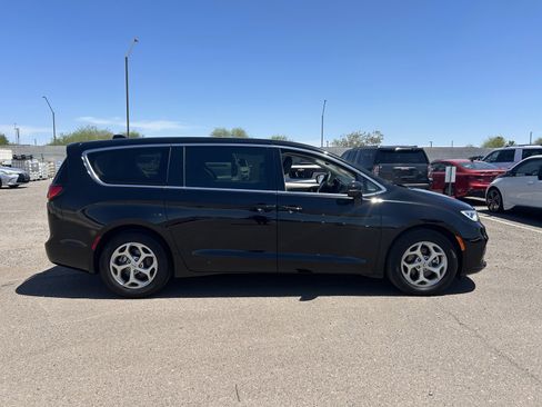 Used 2024 Chrysler Pacifica Limited FWD image 5