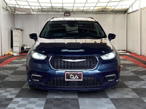 Used 2022 Chrysler Pacifica Touring-L FWD image 2