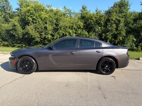 Used 2019 Dodge Charger SXT RWD image 2