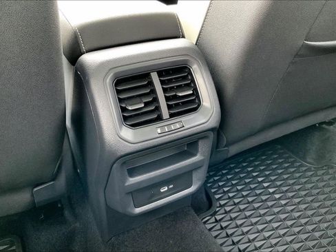 Certified 2025 Volkswagen Taos SE image 32