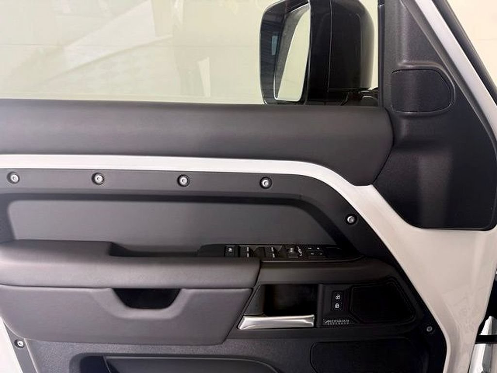 New 2025 Land Rover Defender 130 X-Dynamic SE AWD/4WD image 24
