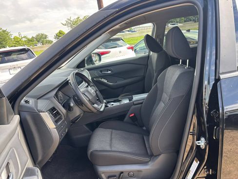 Used 2025 Nissan Rogue SV FWD image 29