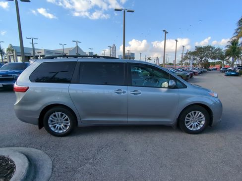 Used 2017 Toyota Sienna Limited image 4