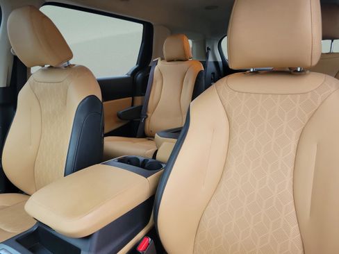 Certified 2024 Kia Carnival LX image 16