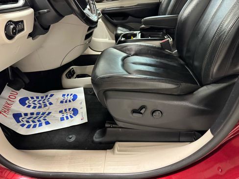 Used 2019 Chrysler Pacifica Touring-L image 18