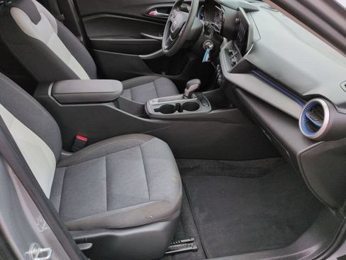Used 2024 Chevrolet Trax LS FWD image 34