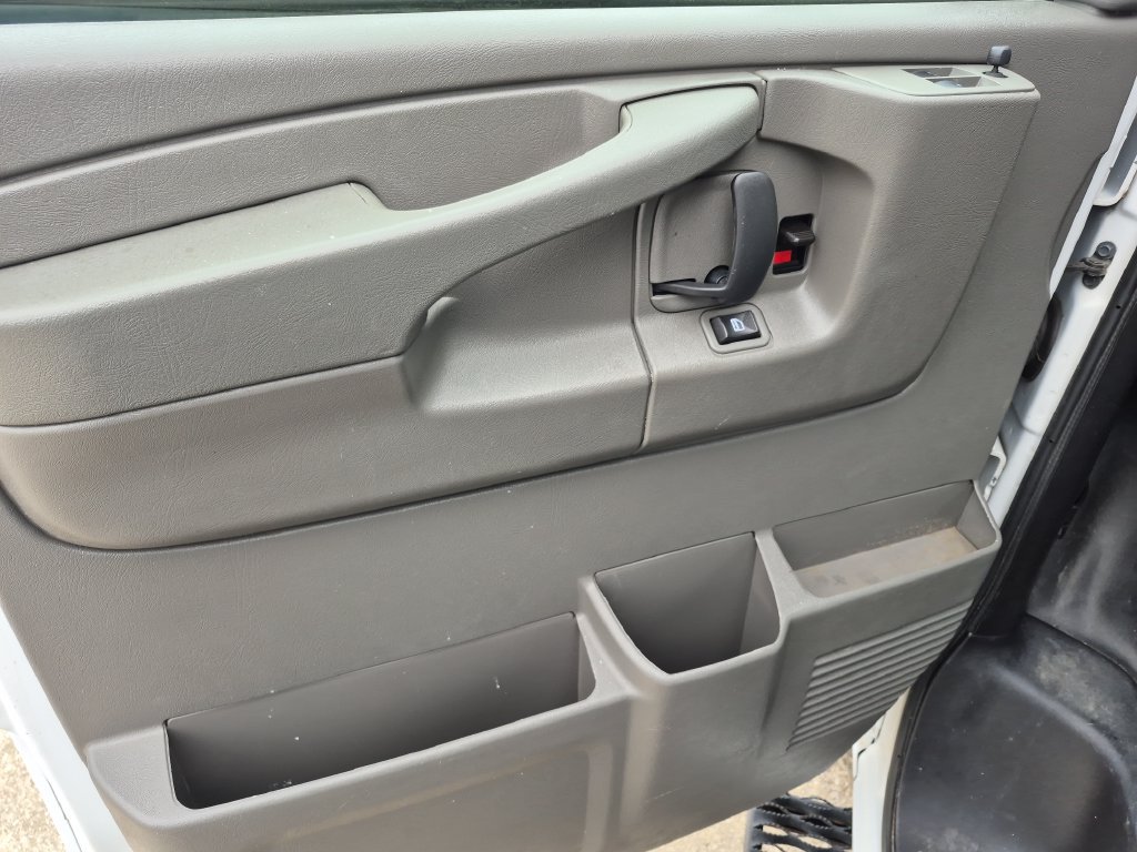 Used 2015 Chevrolet Express 2500 RWD image 12