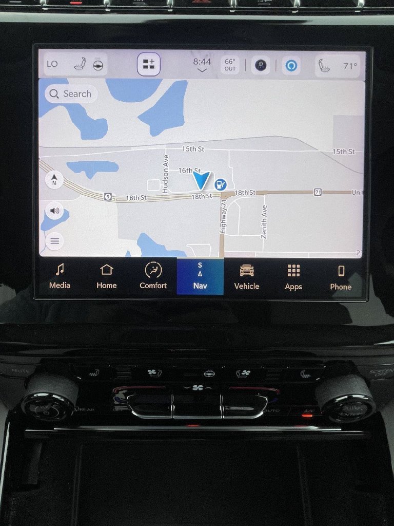 Used 2022 Jeep Grand Cherokee Overland w/ Luxury Tech Group IV AWD/4WD image 15