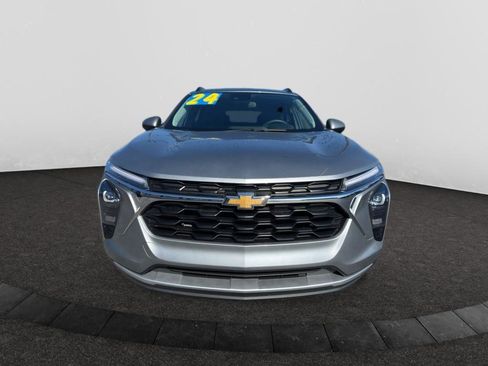Used 2024 Chevrolet Trax LT FWD image 2