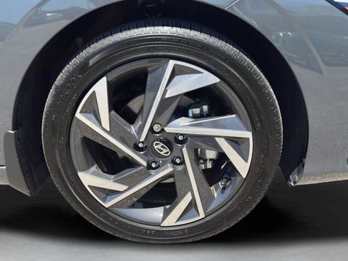 Certified 2025 Hyundai Elantra Limited FWD image 37