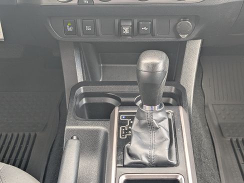 Used 2022 Toyota Tacoma SR5 w/ Technology Package image 17