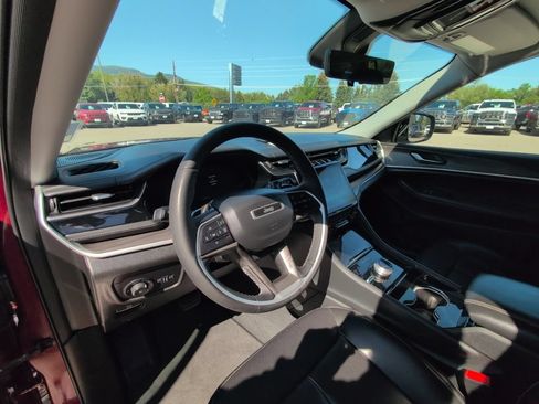 Certified 2023 Jeep Grand Cherokee Limited w/ Luxury Tech Group II AWD/4WD image 11