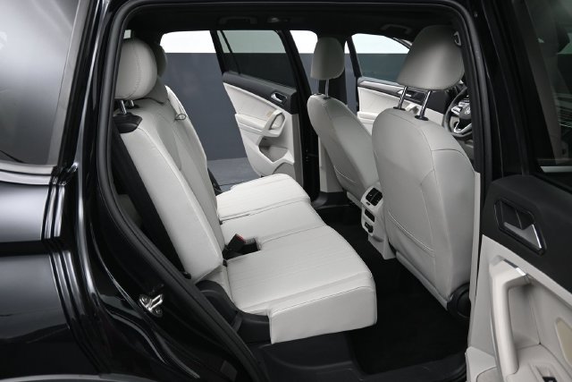 Used 2022 Volkswagen Tiguan SE R-Line FWD image 31