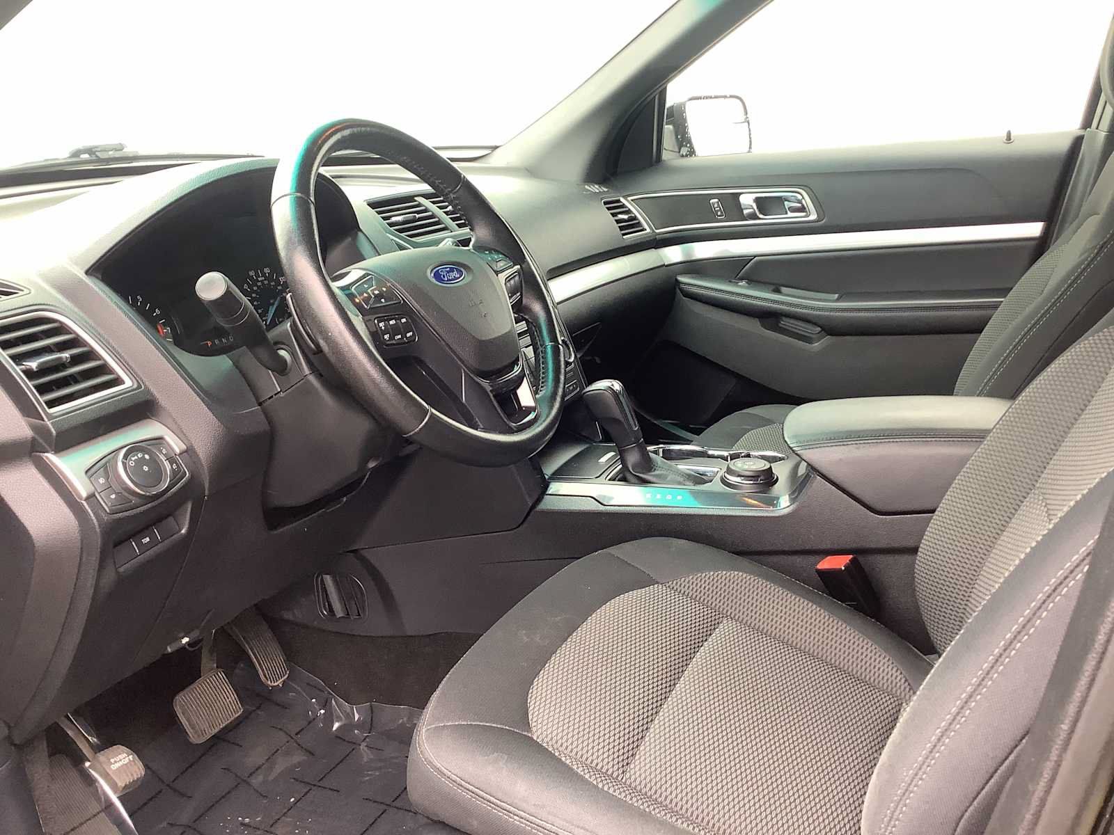 Used 2016 Ford Explorer XLT w/ Class II Trailer Tow Package AWD/4WD image 3