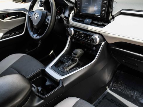 Used 2020 Toyota RAV4 XLE w/ Convenience Package FWD image 22