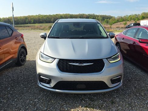 Used 2023 Chrysler Pacifica Touring-L image 2