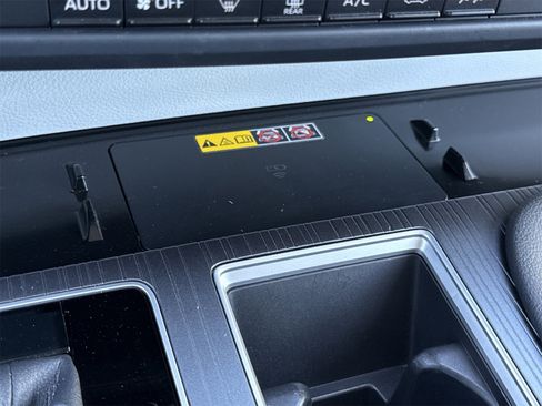 Used 2025 Toyota Sienna LE image 27