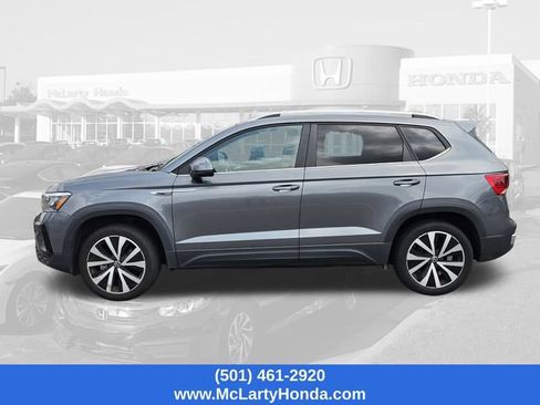 Used 2024 Volkswagen Taos SE FWD image 2