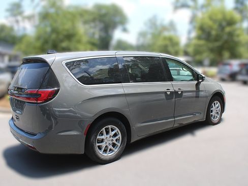 Used 2023 Chrysler Pacifica Touring-L FWD image 16