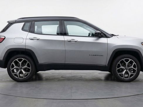 Used 2025 Jeep Compass Limited image 11