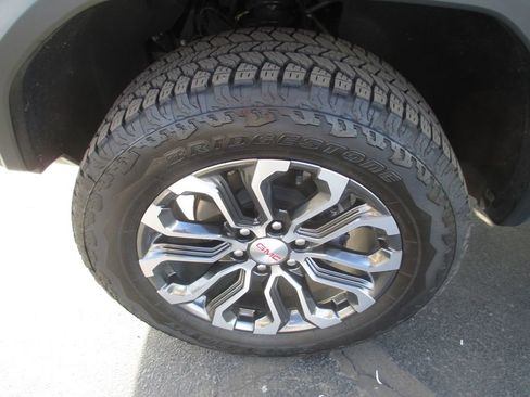 Used 2024 GMC Canyon Denali image 15