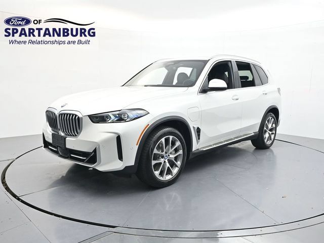 Used 2025 BMW X5 xDrive50e AWD/4WD image 3