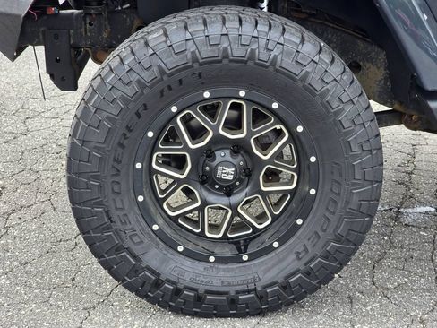 Used 2018 Jeep Wrangler Unlimited Sahara w/ Connectivity Group AWD/4WD image 11