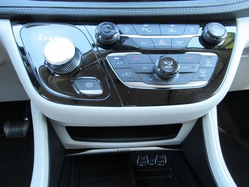 Certified 2024 Chrysler Pacifica Limited AWD/4WD image 32