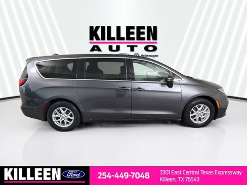 Used 2023 Chrysler Pacifica Touring-L FWD image 10